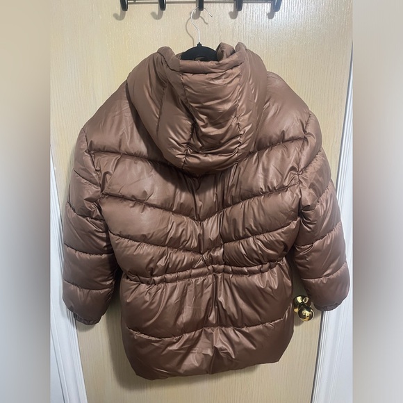 Coldcontrol and water resistant, it has hood, pockets and elastic at the waist. - Picture 2 of 4